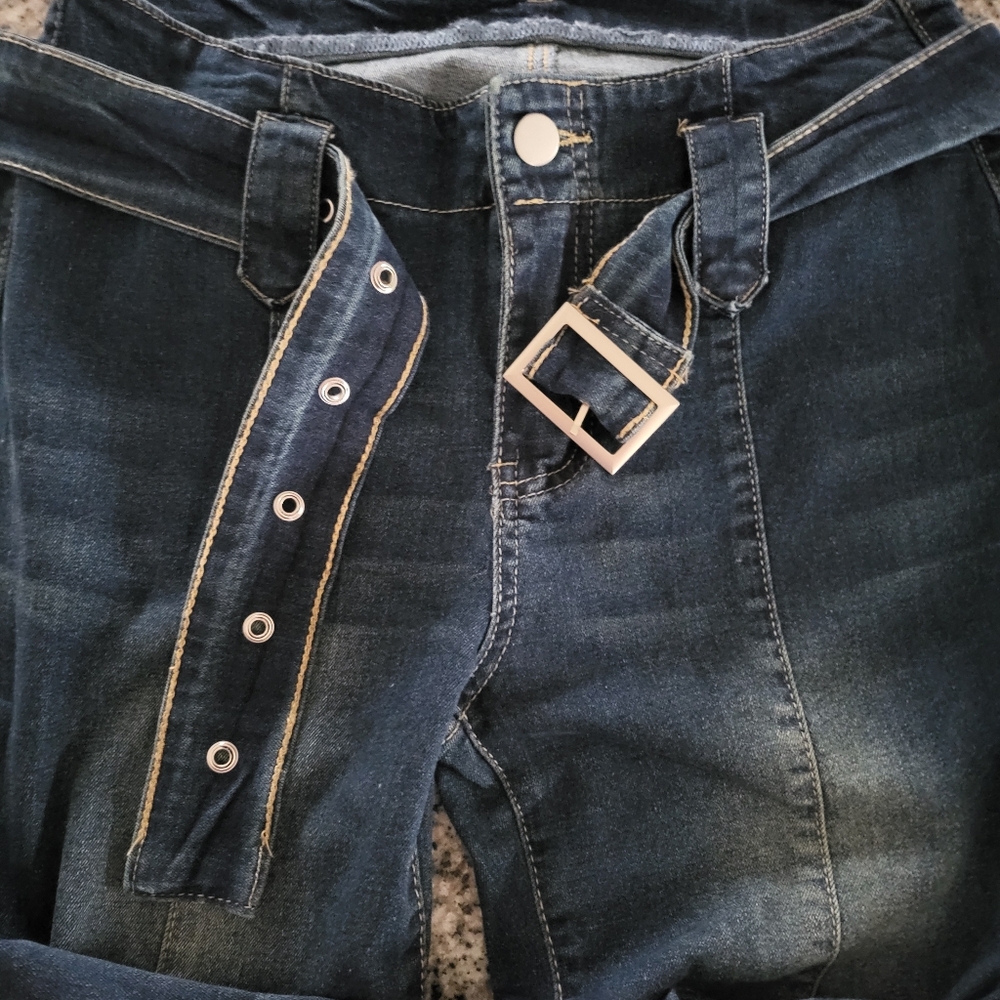 SHEIN High-Waisted Belted Jeans – Size 30